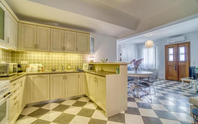 Stylish, Cozy 2-BDR Flat in Andros Town