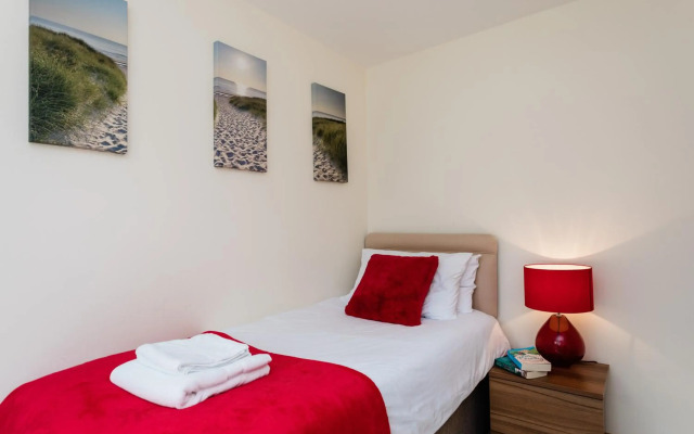 4 bed detached house - Freshwater