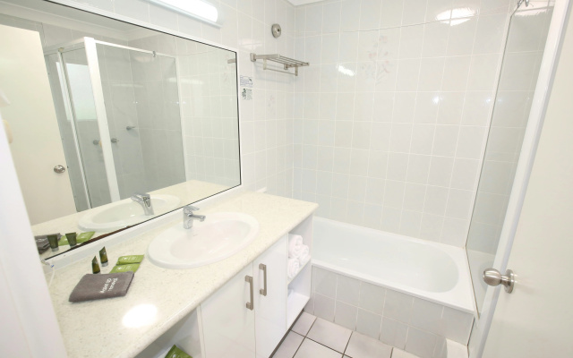 Lazy Lizard Motor Inn – Bathroom – Port Douglas
