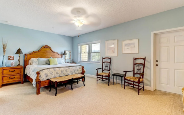 Pet Friendly Condo with Private Parking and Elevator by RedAwning