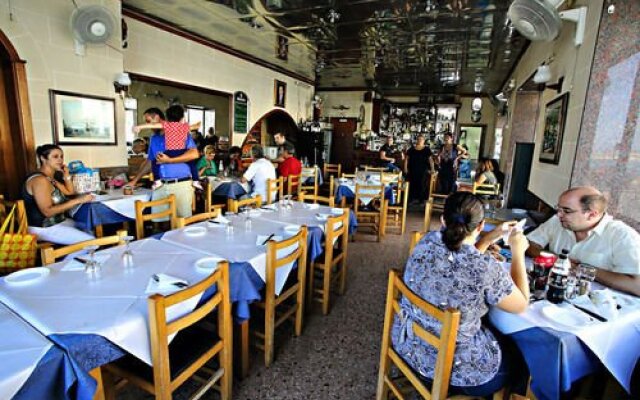 Reno's Restaurant & Guesthouse