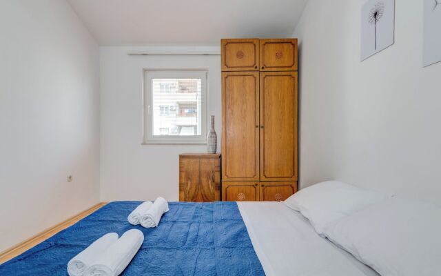 Spacious Apartment w Three Balconies and Parking
