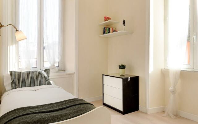 Sunny Flat In Elegant Building Close To Colosseum