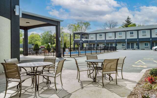 Days Inn & Suites by Wyndham Niagara Falls/Buffalo