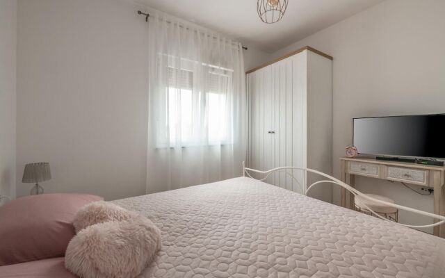 Stunning Home in Radeki Glavica With 3 Bedrooms and Wifi