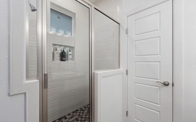 Modern Duplex with Fully Upgraded Amenities