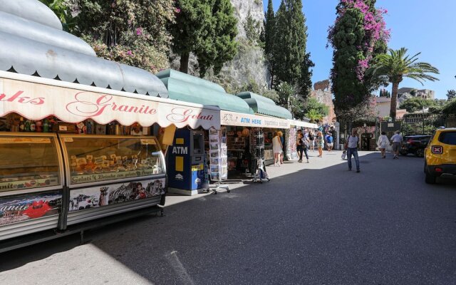 Central Apartment in Taormina Near the Sea