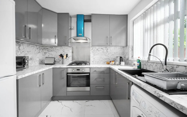 3 bed House/free Parking/contractors/families