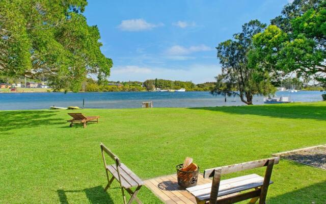 Punt House - riverfront home with ramp access