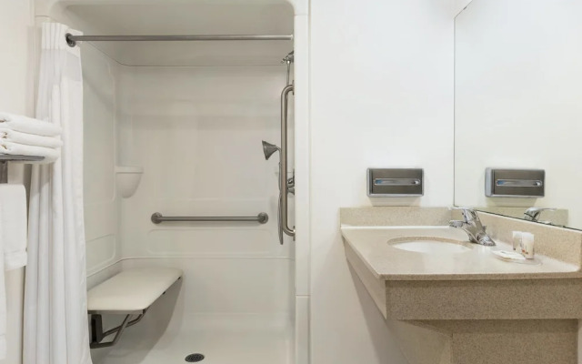 Holiday Inn Express Magnetic Hill