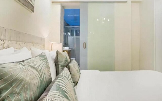 Sitges Spaces Mediterranean Apartments 4 bedroom, 4 bathroom, Huge Terrace, Jacuzzi- Sleeps 9