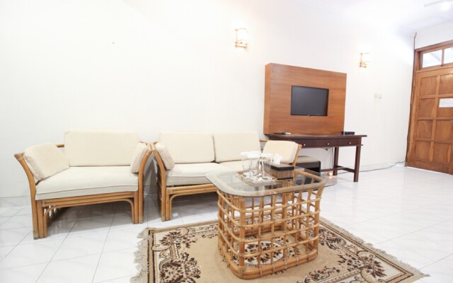 RedDoorz Plus near Alun Alun Selatan 2