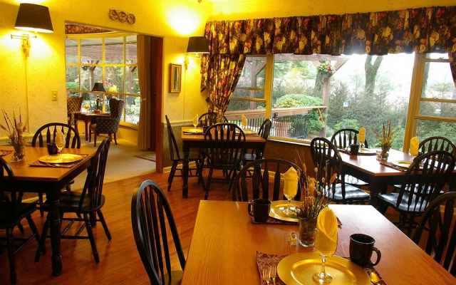 Brookside Mountain Mist Inn