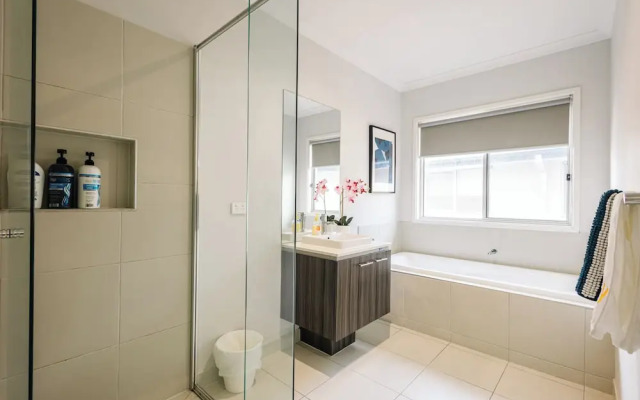 Luxury Waterfront Grand Villa in Melbourne