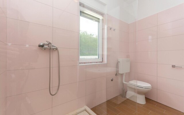 Beautiful Apartment in Maslenica With 3 Bedrooms and Wifi