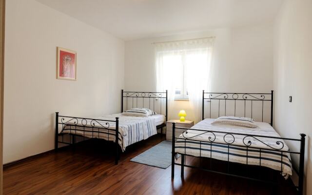 Spacious Apartment in Pula With Terrace