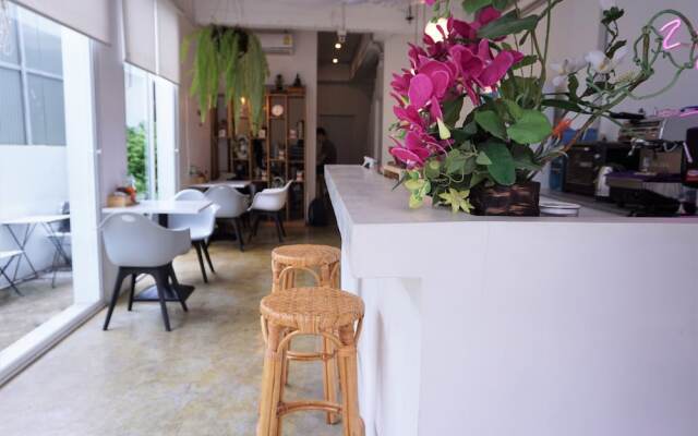 Two Gals And The Pig - Hostel