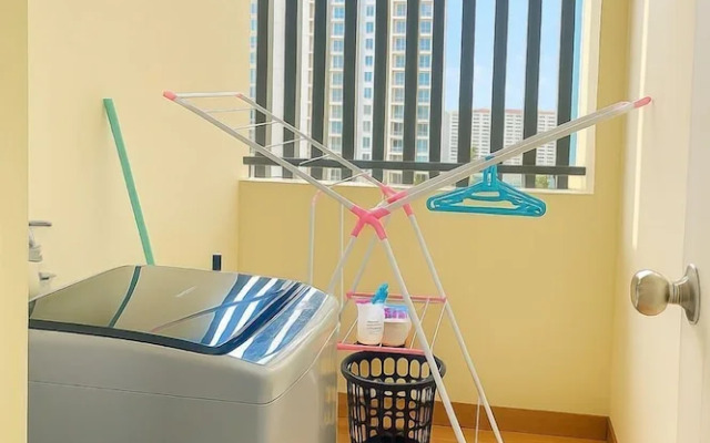 4PAX Studio NetfliX  Free WIFI