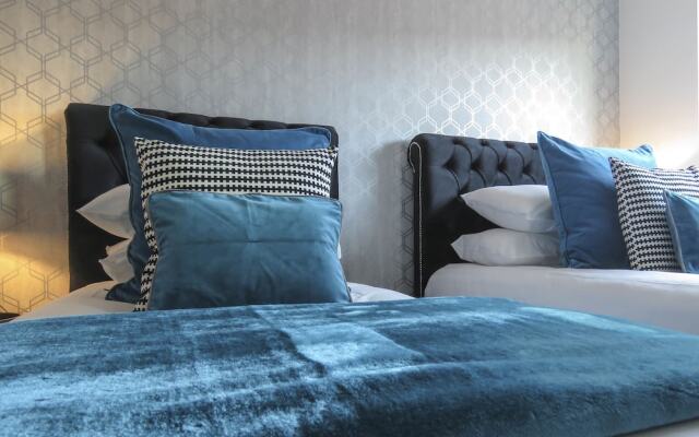 Tudors eSuites Roof Garden Penthouse with Gated Parking