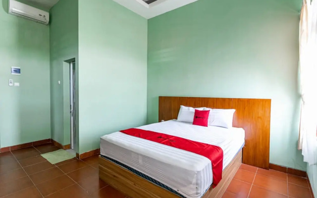 RedDoorz near Puro Mangkunegaran