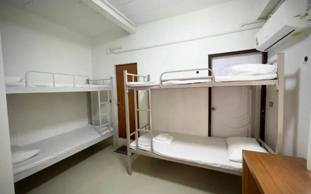 OYO 75577 Palace Hostel