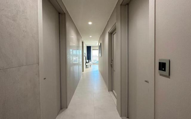 Y COLLECTION by UH FLAT OSIRIA