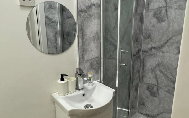 Studio - Sleeps 2 - Parking - Close to Paddington