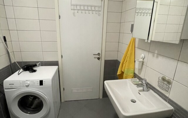 Large Modern 75m2 Flat and Free Parking