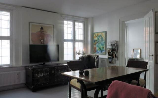 apartment historical building 1374-1