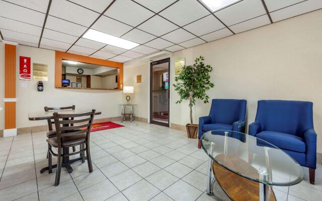 Econo Lodge Hays I-70