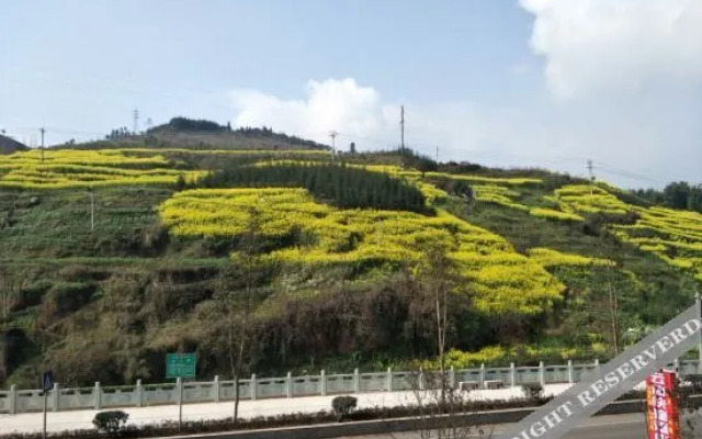 Yunhai Express (Yunhai E-sports) Hotel(荥经云海电竞酒店)