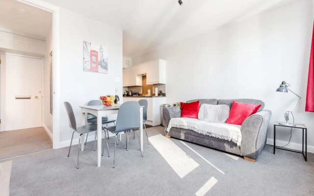 Stylish Riverview Apt with Roof Terrace