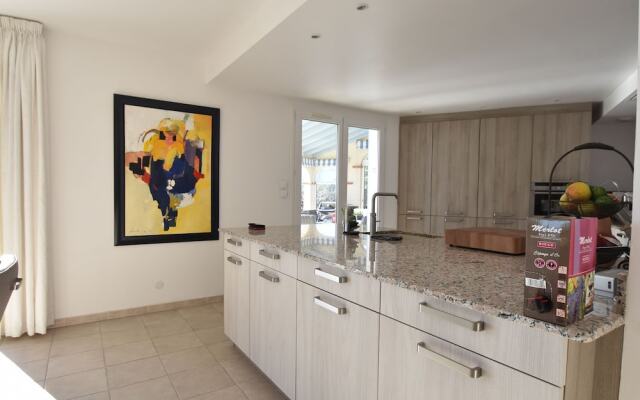 Air-conditioned villa with heated pool, guesthouse and stunning views