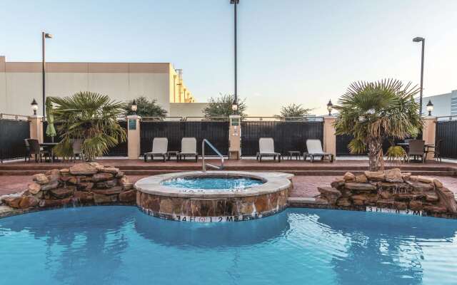 La Quinta Inn & Suites by Wyndham Dallas Grand Prairie South