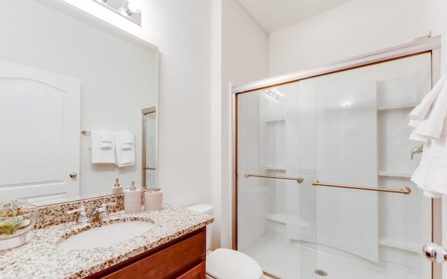 5280oak Luxury Ne 6 Bedroom 4.bath Home