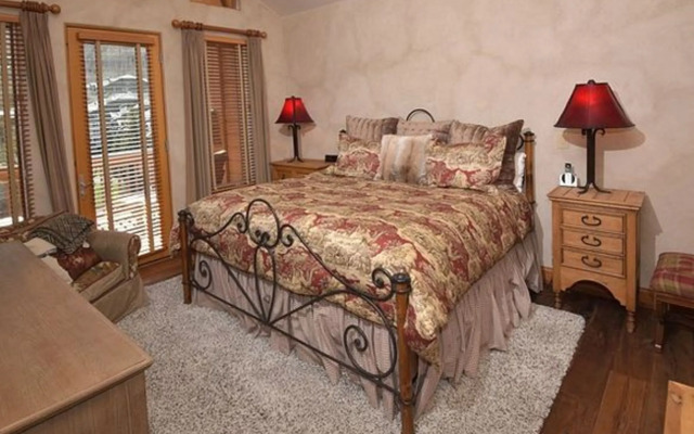Elkhorn Lodge