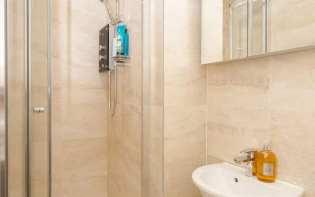 Chic, Newly Renovated Studio Apartment in Angel
