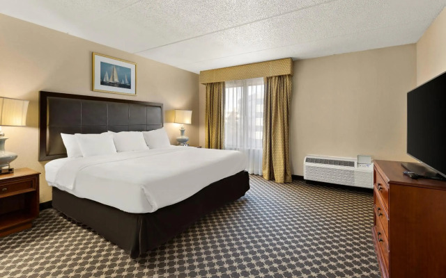 Отель RL Cleveland Airport West