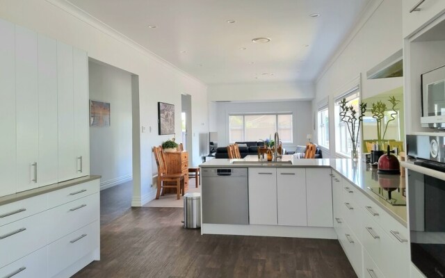 Cheerful 5 - Bedroom Home - Free Parking