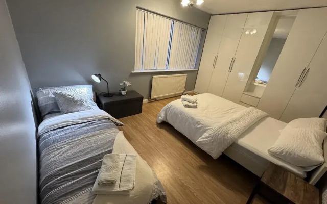 3 Bedroom Cozy House in Reading