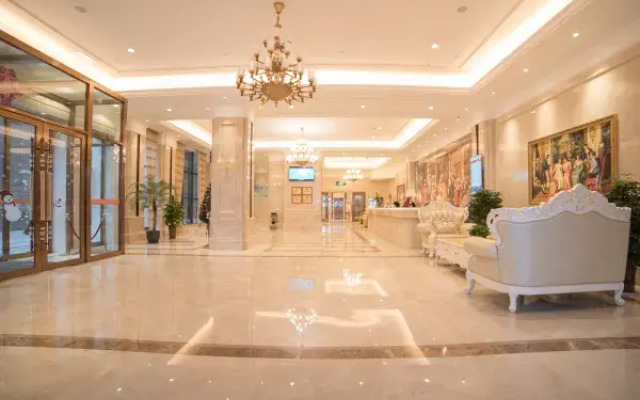 Vienna International Hotel (Xinyang Railway Station Tianrun Plaza Store)