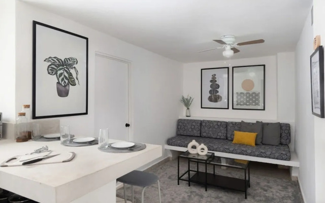 1bedroom Suite - 1 Block Away to Icon Beach