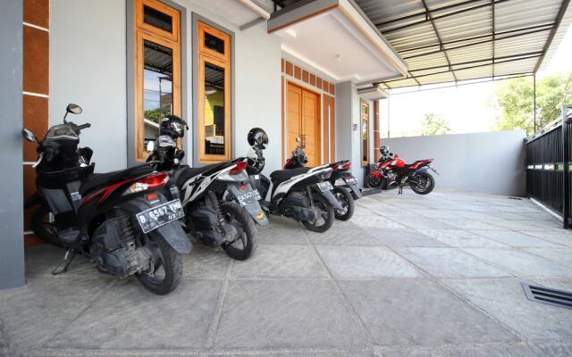 RedDoorz Plus near STIE YKPN 2