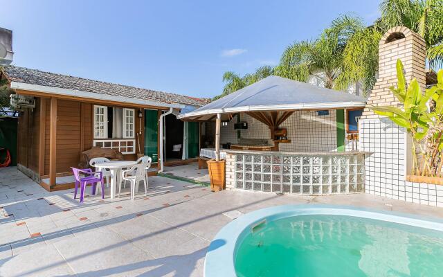 Casa c/ área verde e perto da praia LDS173