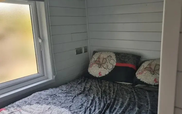 Glamping Hut - Riverview 3