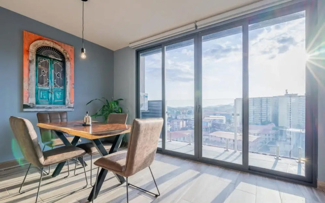 w Exceptional 1BR With Balcony in Casco View