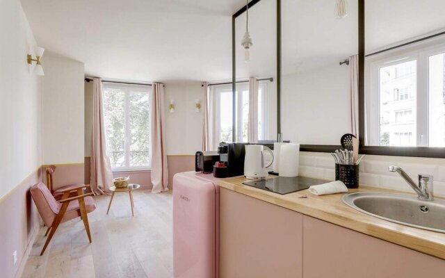 Beautiful Pink Studio For 2 in Heart of Vanves