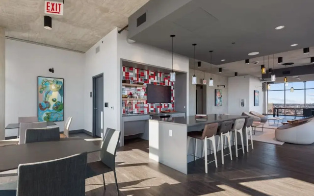 Cloud9 4apt in Building Fultonmkt The Cubist