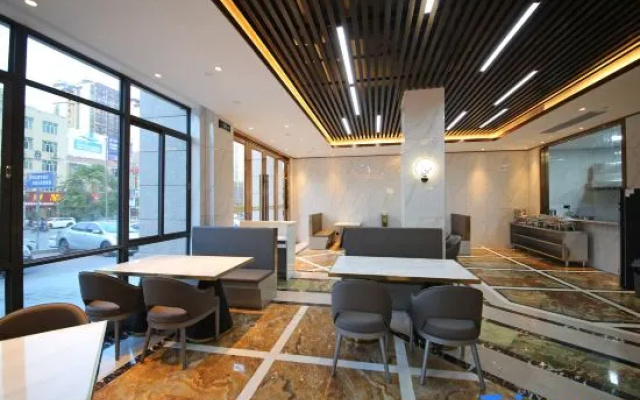 Wuhua Water Moon Skylight Luxury Boutique Hotel