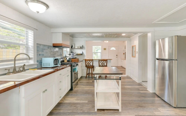 Galveston Vacation Rental: Deck & Central Location